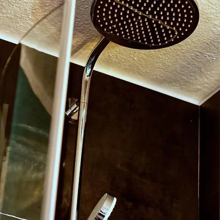 Souterrainwohnung Mit Grossem Garten Und Sauna 아파트