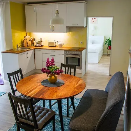 Souterrainwohnung Mit Grossem Garten Und Sauna 아파트